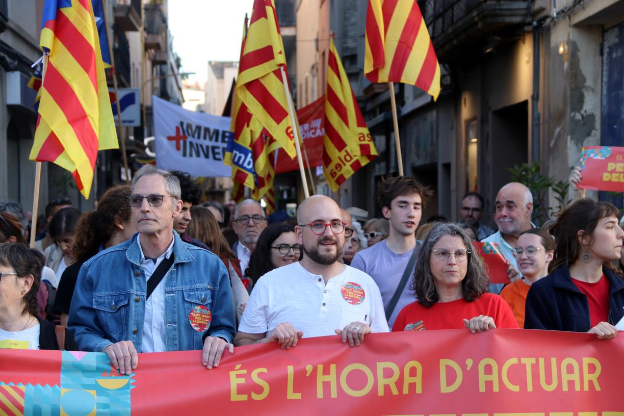 Centenars de persones defensen el català a Igualada a la manifestació de Sant Jordi per la Llengua. ACN