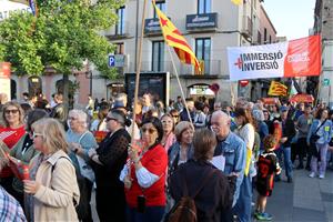 Centenars de persones defensen el català a Igualada a la manifestació de Sant Jordi per la Llengua