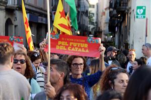 Centenars de persones defensen el català a Igualada a la manifestació de Sant Jordi per la Llengua