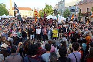 Centenars de persones defensen el català a Igualada a la manifestació de Sant Jordi per la Llengua