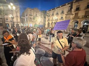Centenars de persones es concentren davant dels ajuntaments del Penedès i el Garraf per reclamar mesures davant la crisi de l’habitatge. EIX