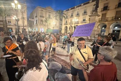 Centenars de persones es concentren davant dels ajuntaments del Penedès i el Garraf per reclamar mesures davant la crisi de l’habitatge. EIX