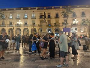 Centenars de persones es concentren davant dels ajuntaments del Penedès i el Garraf per reclamar mesures davant la crisi de l’habitatge