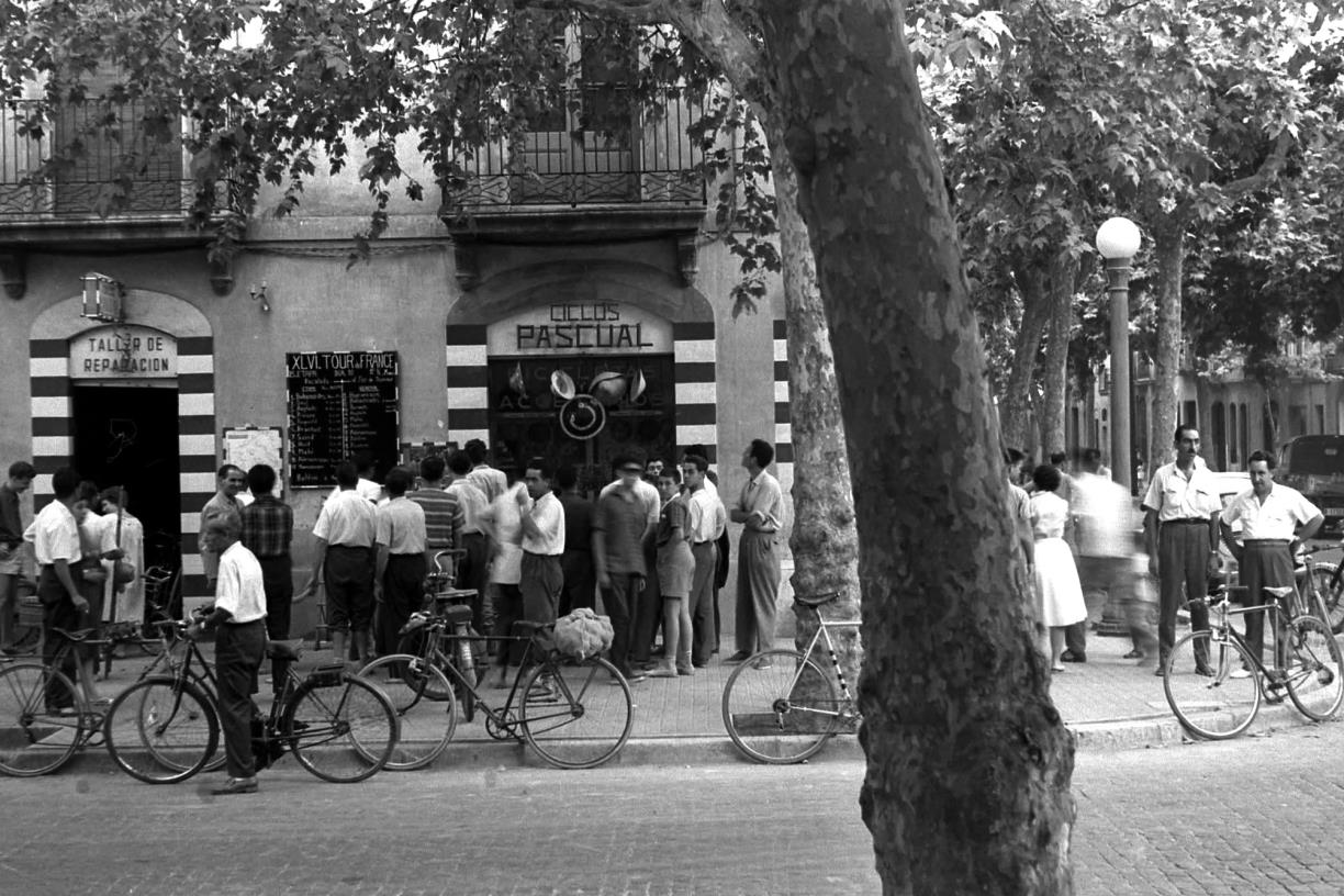 Ciclos Pascual durant el Tour de França de 1959. Foto: Jordi Mas Morando. Arxiu Comarcal del Garraf