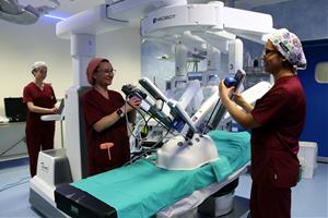 Cinc hospitals catalans de mida mitjana, entre ells el d'Igualada, impulsen la cirurgia robòtica en una aliança de compra conjunta innovadora. ACN