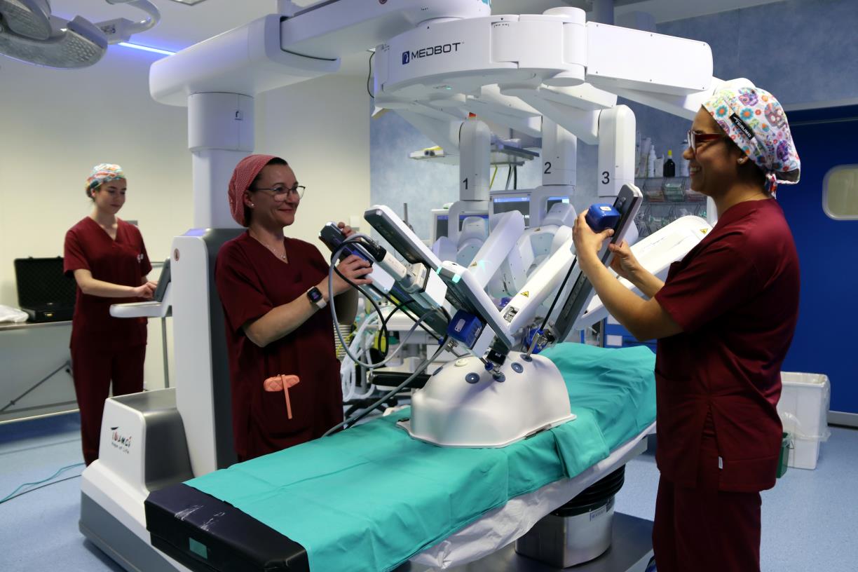 Cinc hospitals catalans de mida mitjana, entre ells el d'Igualada, impulsen la cirurgia robòtica en una aliança de compra conjunta innovadora. ACN