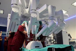 Cinc hospitals catalans de mida mitjana, entre ells el d'Igualada, impulsen la cirurgia robòtica en una aliança de compra conjunta innovadora