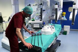 Cinc hospitals catalans de mida mitjana, entre ells el d'Igualada, impulsen la cirurgia robòtica en una aliança de compra conjunta innovadora