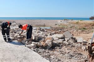 Comença la reparació de l'esvoranc del passeig Marítim de Cubelles causat pel desbordament del Foix l'estiu passat. ACN