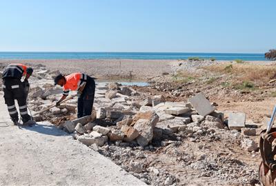 Comença la reparació de l'esvoranc del passeig Marítim de Cubelles causat pel desbordament del Foix l'estiu passat. ACN