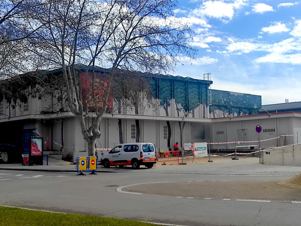 Comencen les obres per exposar els carruatges del Circ Raluy Legacy a l’exterior del Mercat Vell de Calafell. Ajuntament de Calafell