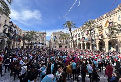 Comparsers i comparseres a la plaça de la Vila aquest matí. Eix