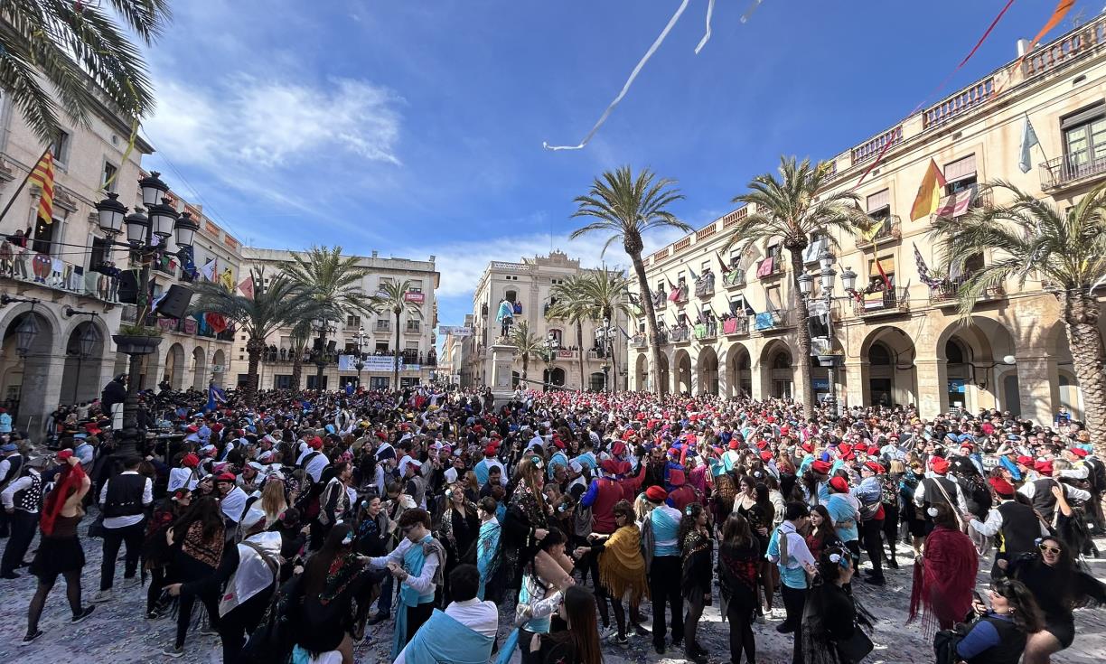 Comparsers i comparseres a la plaça de la Vila aquest matí. Eix