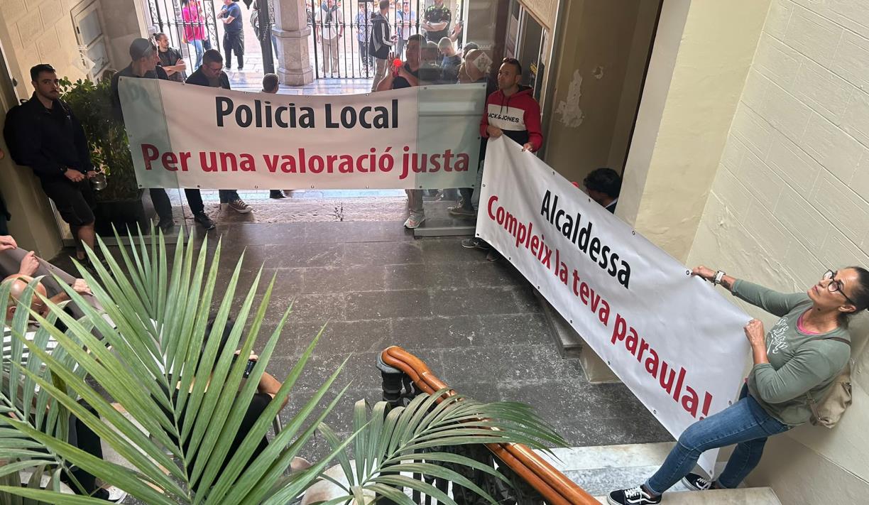 Concentració de la policia local a l'Ajuntament de Sitges. Eix