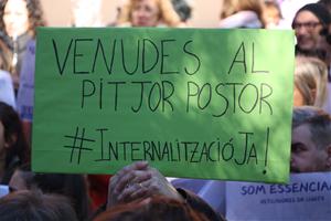 Concentració del personal vetllador davant del Departament d’Educació per exigir la internalització del servei . ACN / Martí Pernía