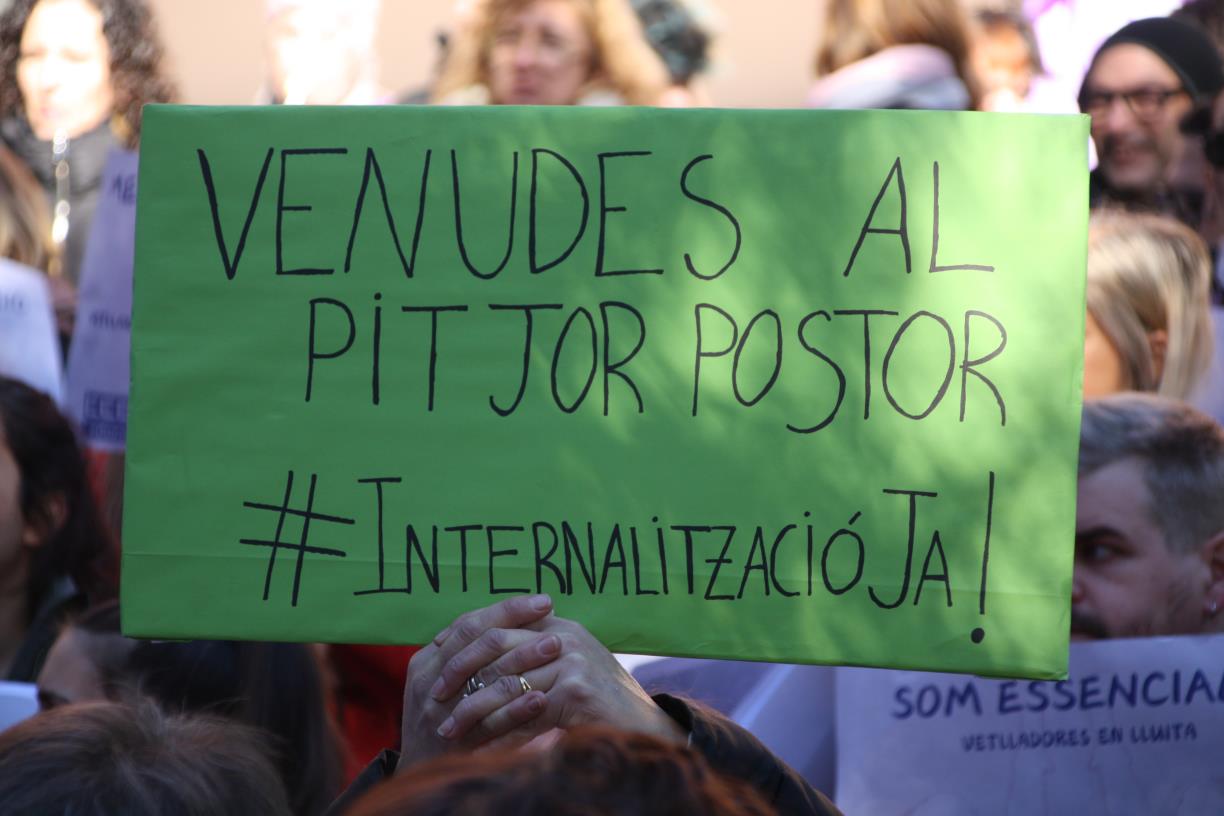 Concentració del personal vetllador davant del Departament d’Educació per exigir la internalització del servei . ACN / Martí Pernía