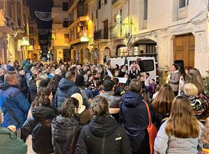 Concentració i lectura de manifest a les portes de l'Ajuntament de l'Arboç. Eix