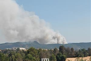 Confinen el sud-oest de la Pobla de Claramunt, l’oest de Capellades, el barri de les Garrigues i la Torre de Claramunt. Bombers
