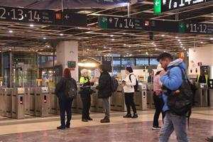 Confusió i desconcert entre els usuaris de Rodalies a Sants. ACN