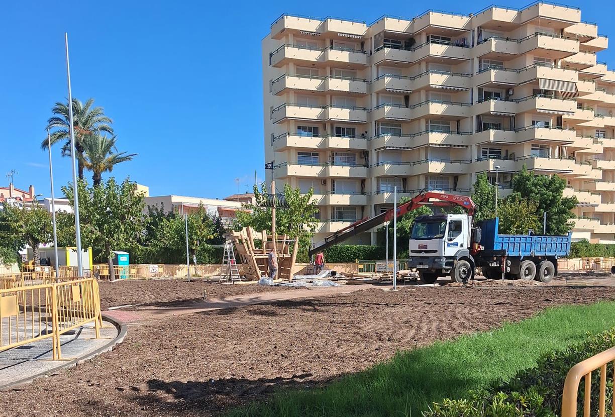 Construcció del parc infantil de la Plaça Valparaíso de Cunit. José Miguel Romero
