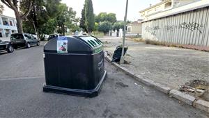 Contenidor al mig del carrer als massos de Coma-ruga 