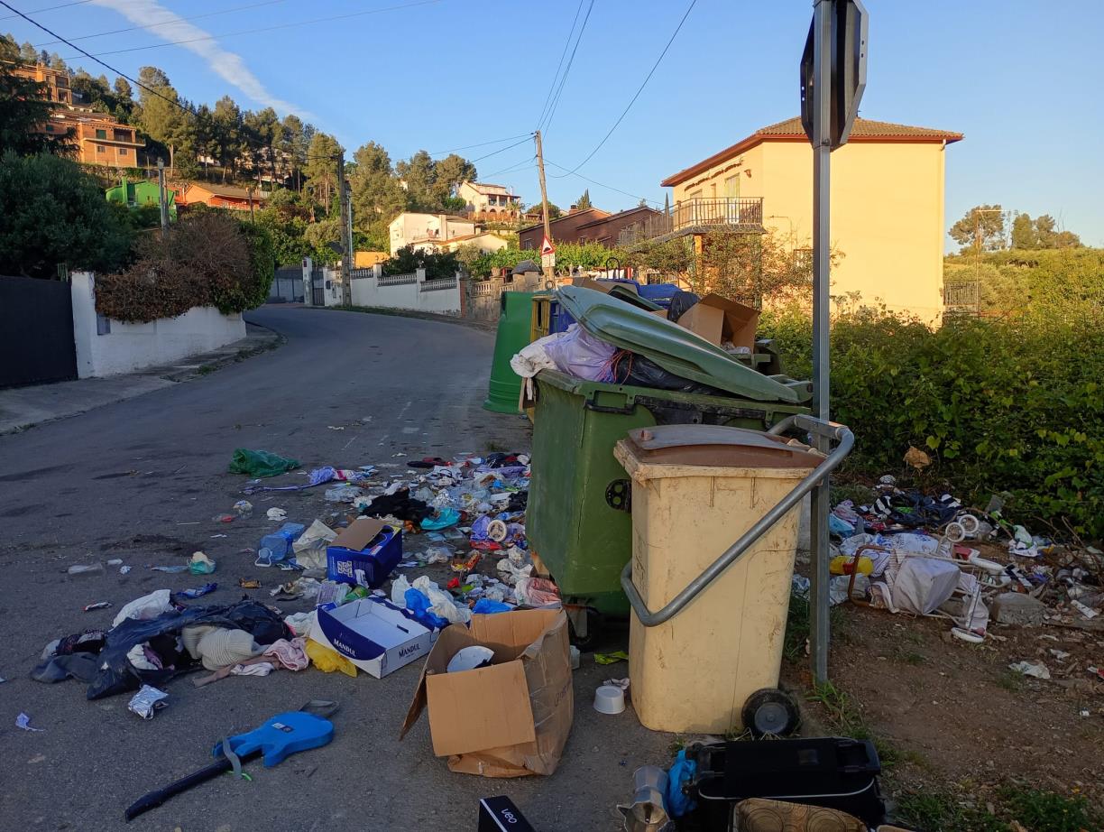 Contenidors bruts de la Urbanització Casablanca. Eix