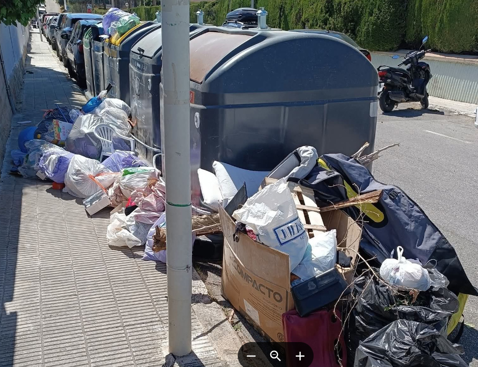 Contenidors plens al Vendrell. Eix