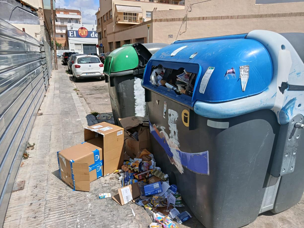 Contenidors plens als carrers del Vendrell. Eix
