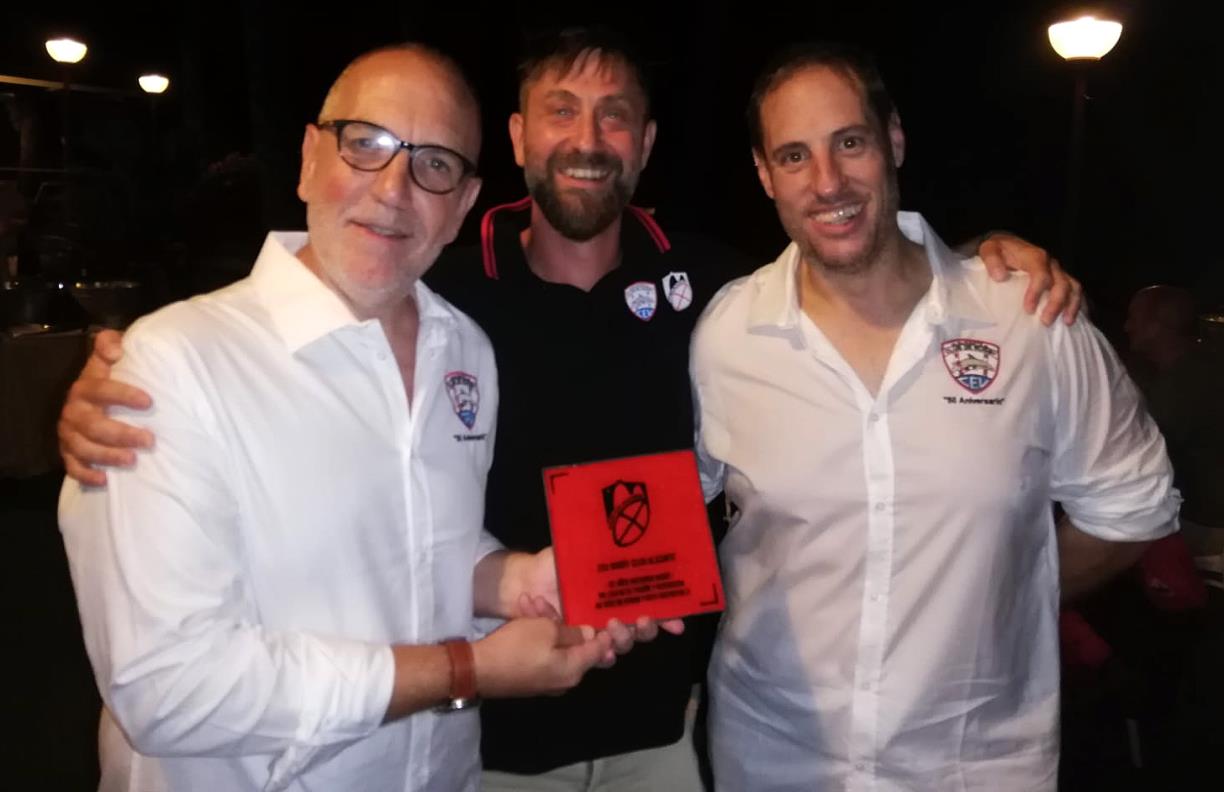 A l'esquerra, el Tigre (capità del CEU Alacant), Enrique López, i a la dreta Igor Sarasola (fill del desaparegut Angel Sarasola i jugador del CEU).Eix