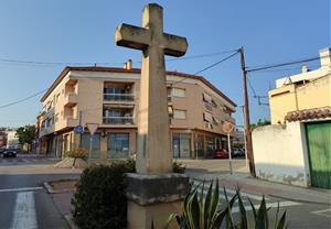 Creu llatina ubicada al carrer de la Creu de Cubelles. Eix