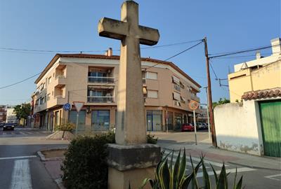 Creu llatina ubicada al carrer de la Creu de Cubelles. Eix