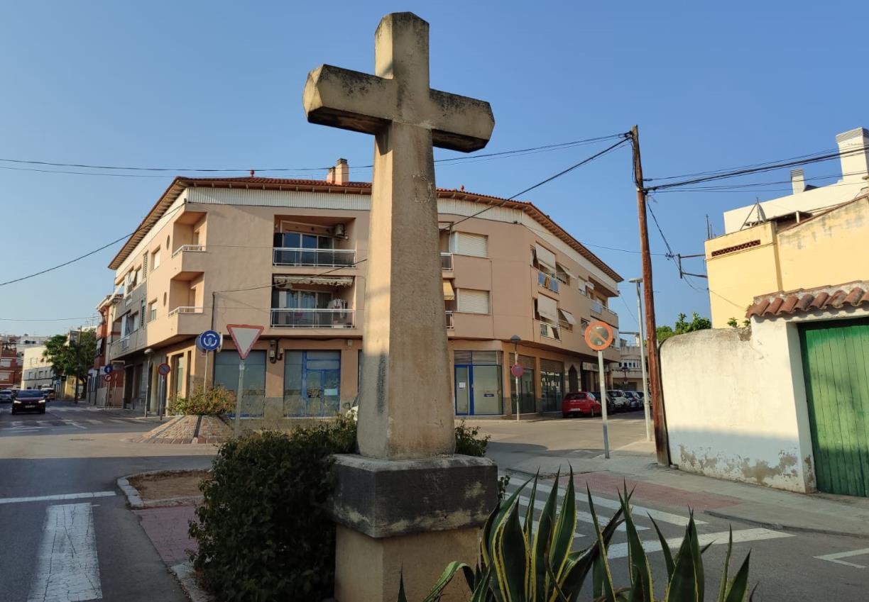 Creu llatina ubicada al carrer de la Creu de Cubelles. Eix