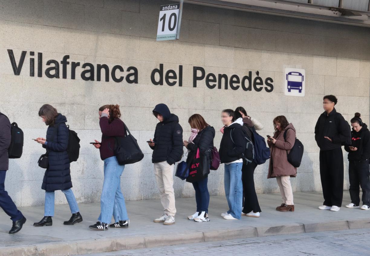 Cua de passatgers a l'estació de busos de Vilafranca del Penedès. ACN / Gemma Sánchez