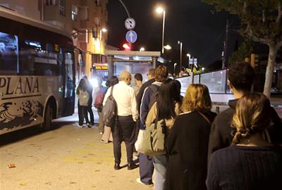 Cues a la parada del bus a Cubelles. Eix