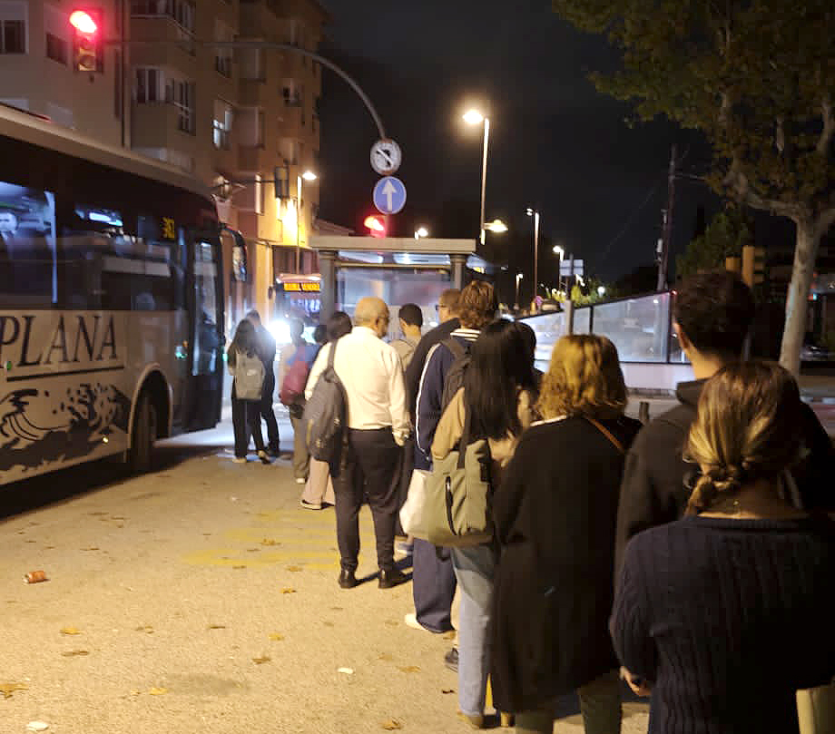 Cues a la parada del bus a Cubelles. Eix