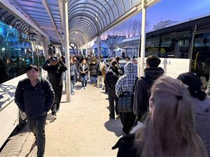 Cues a l'estació de busos de Vilanova i la Geltrú. ACN