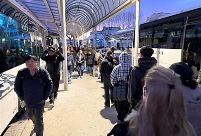 Cues a l'estació de busos de Vilanova i la Geltrú. ACN