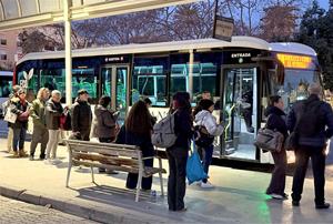 Cues a l'estacio de busos de Vilanova i la Geltrú. ACN