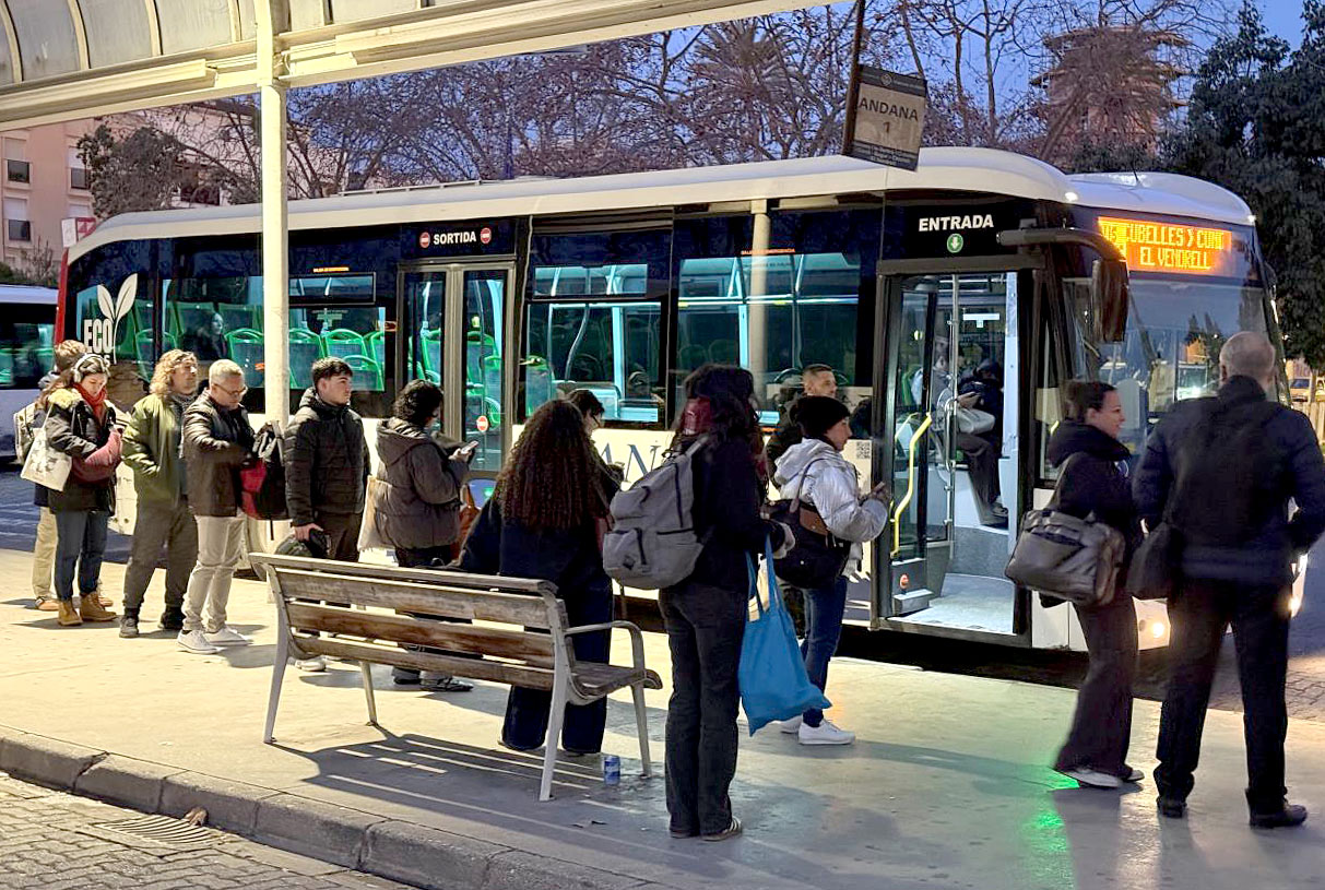 Cues a l'estacio de busos de Vilanova i la Geltrú. ACN