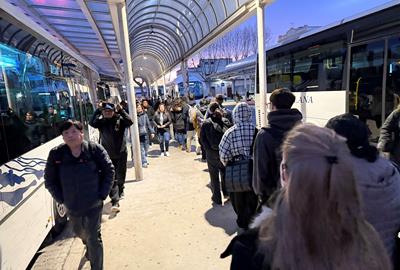 Cues a l’estació de busos de Vilanova i la Geltrú en la primera jornada de vaga del sector ferroviari. ACN