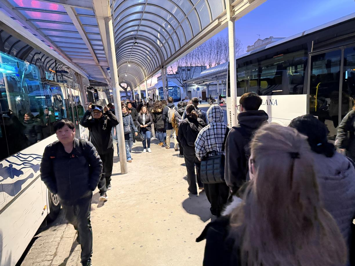 Cues a l’estació de busos de Vilanova i la Geltrú en la primera jornada de vaga del sector ferroviari. ACN