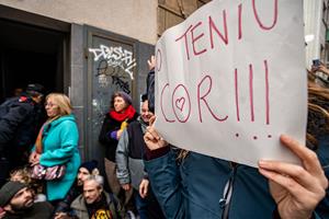 Davant del domicili si ha aplegat més d’un centenar de persones per impedir el desnonament. @tgamadeu_photo