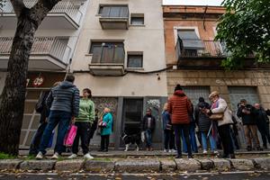 Davant del domicili si ha aplegat més d’un centenar de persones per impedir el desnonament