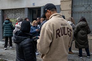 Davant del domicili si ha aplegat més d’un centenar de persones per impedir el desnonament