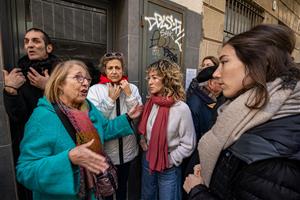 Davant del domicili si ha aplegat més d’un centenar de persones per impedir el desnonament