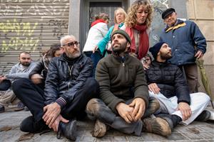 Davant del domicili si ha aplegat més d’un centenar de persones per impedir el desnonament