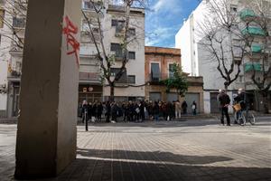 Davant del domicili si ha aplegat més d’un centenar de persones per impedir el desnonament