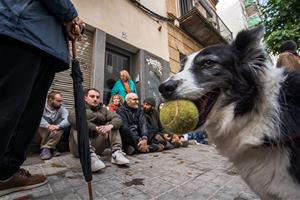 Davant del domicili si ha aplegat més d’un centenar de persones per impedir el desnonament
