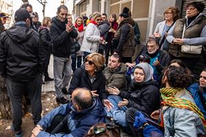 Davant del domicili si ha aplegat més d’un centenar de persones per impedir el desnonament