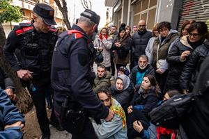 Davant del domicili si ha aplegat més d’un centenar de persones per impedir el desnonament